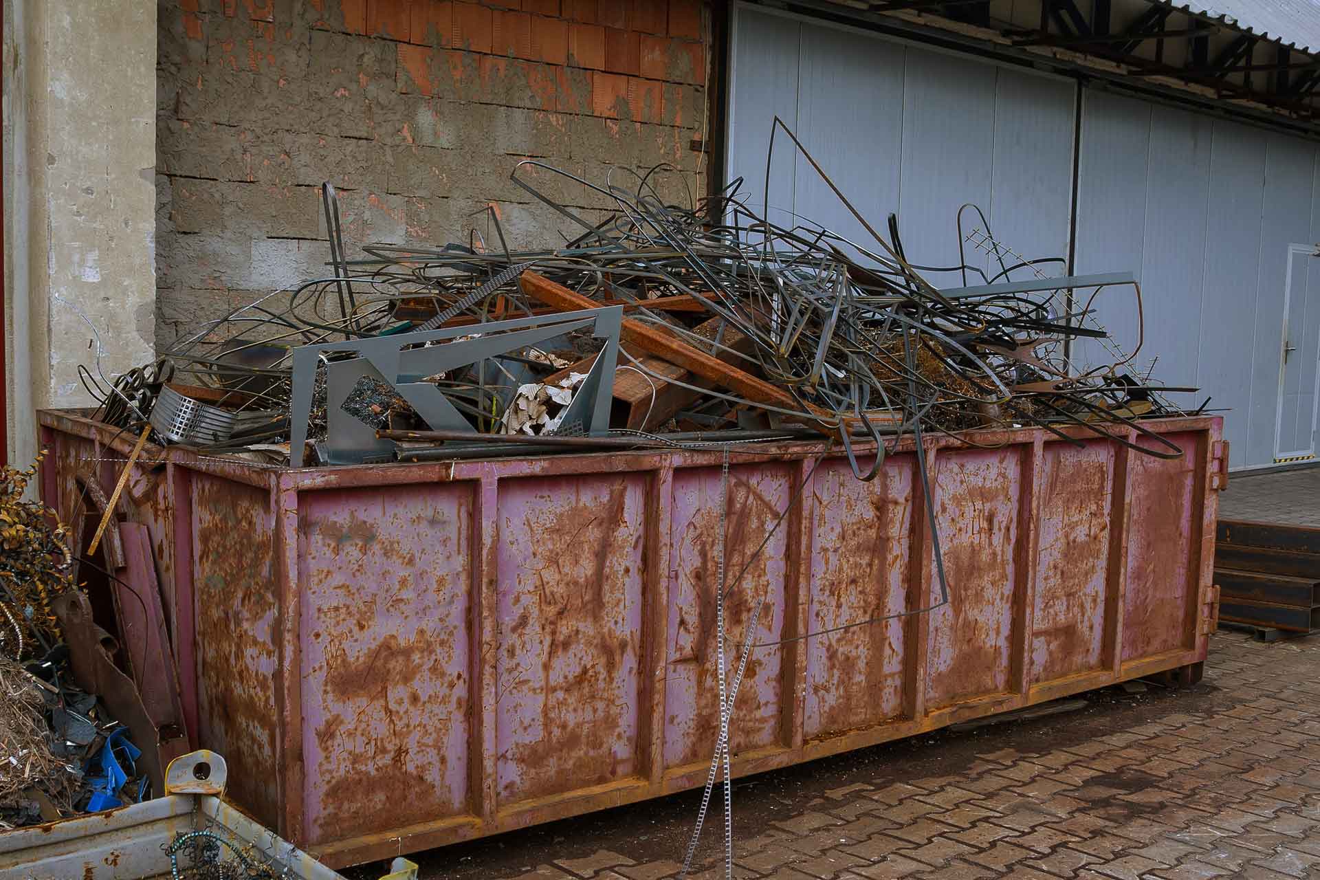 container met oude metalen